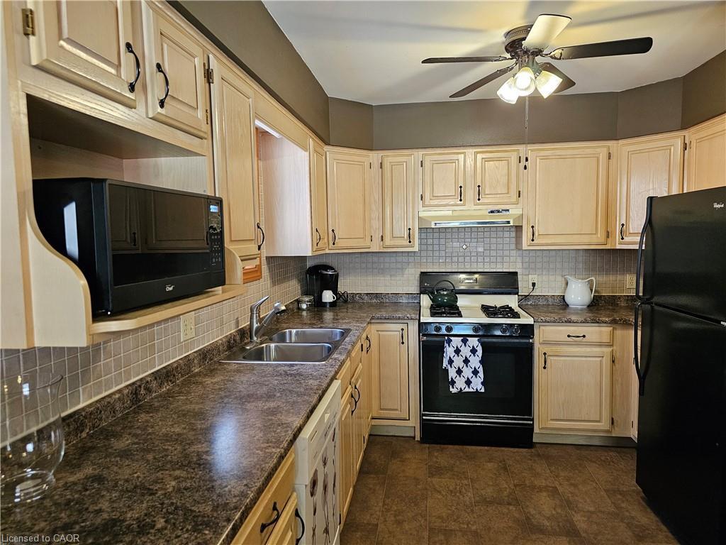 11-42 Donly Drive S, Simcoe, ON - Indoor Photo Showing Kitchen With Double Sink