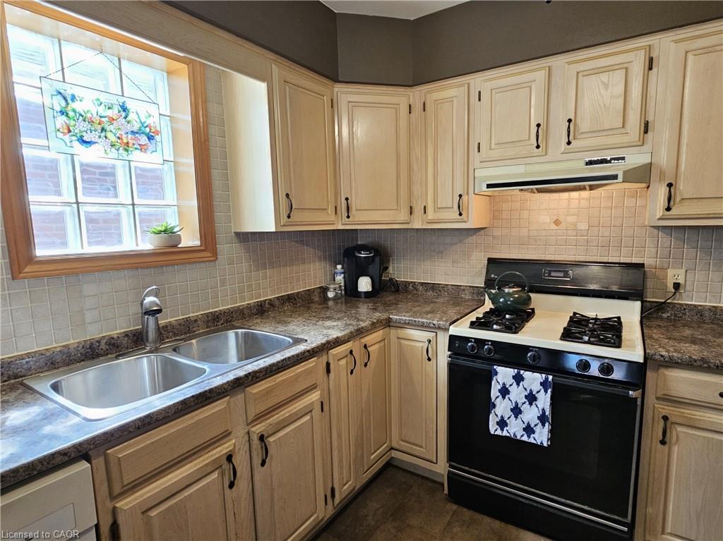 11-42 Donly Drive S, Simcoe, ON - Indoor Photo Showing Kitchen With Double Sink