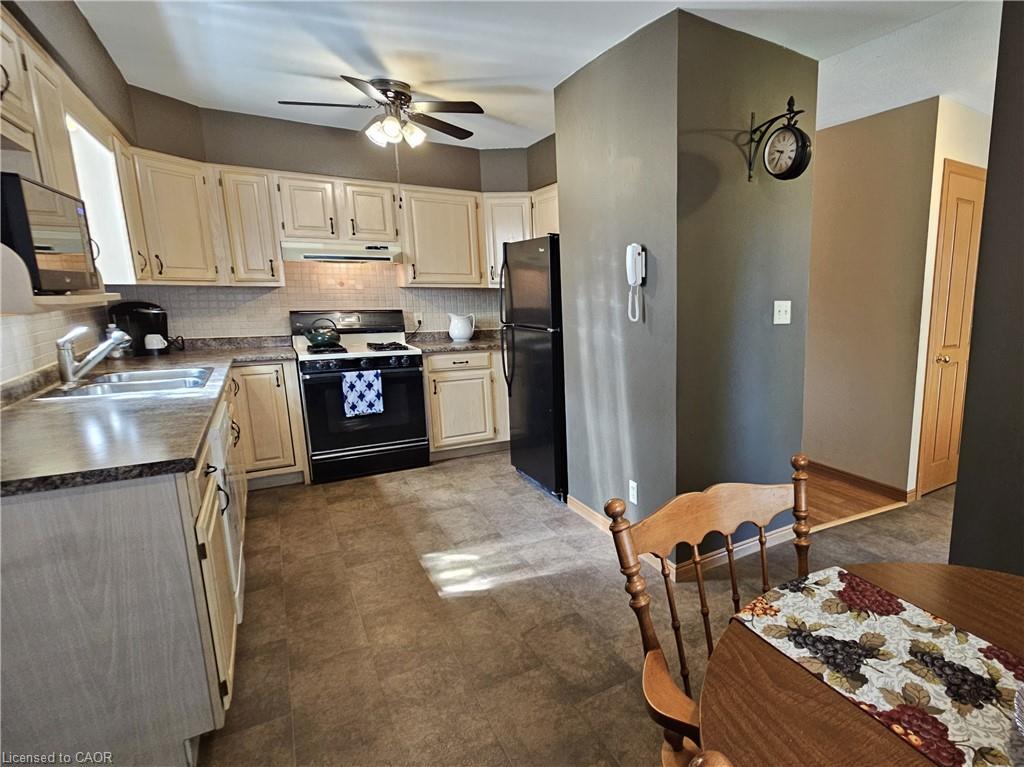 11-42 Donly Drive S, Simcoe, ON - Indoor Photo Showing Kitchen With Double Sink
