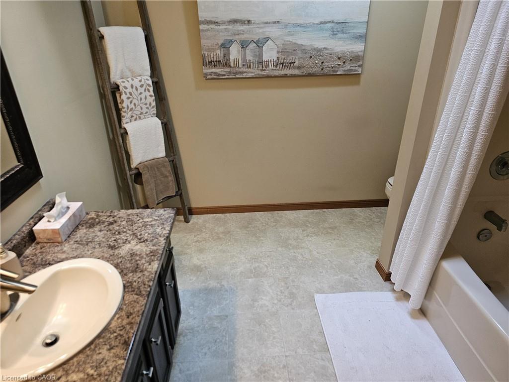 11-42 Donly Drive S, Simcoe, ON - Indoor Photo Showing Bathroom