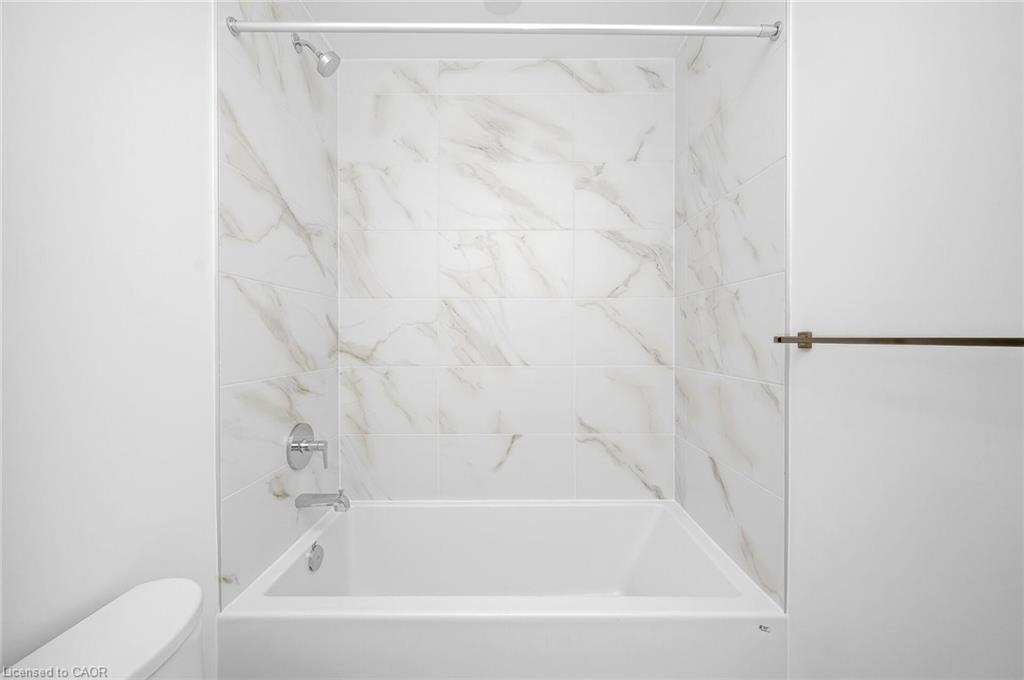 718-395 Dundas Street, Oakville, ON - Indoor Photo Showing Bathroom