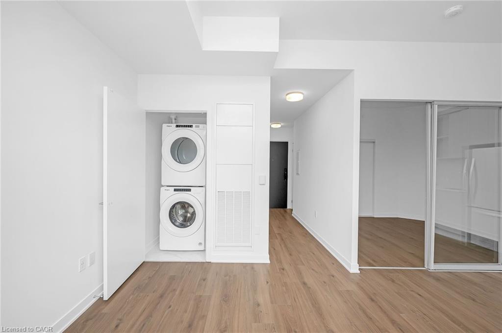 718-395 Dundas Street, Oakville, ON - Indoor Photo Showing Laundry Room