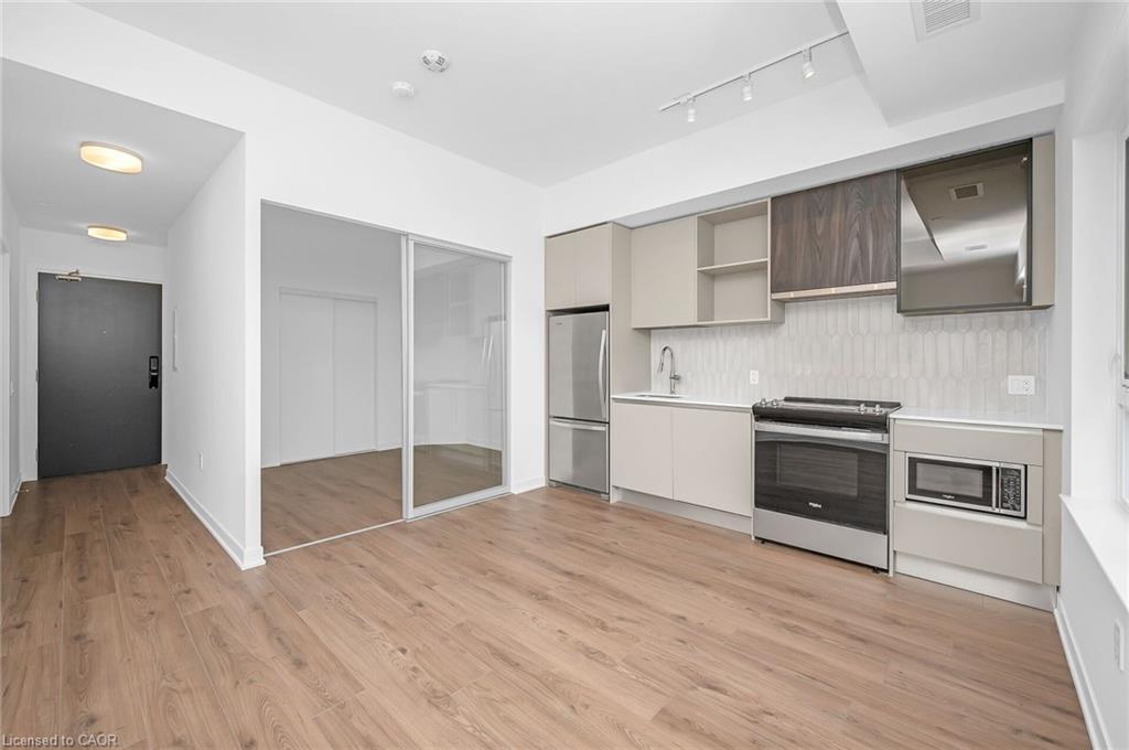 718-395 Dundas Street, Oakville, ON - Indoor Photo Showing Kitchen