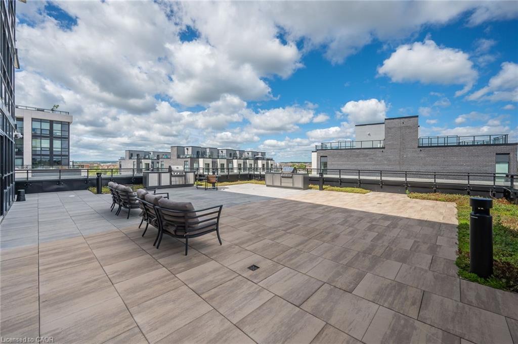 718-395 Dundas Street, Oakville, ON - Outdoor