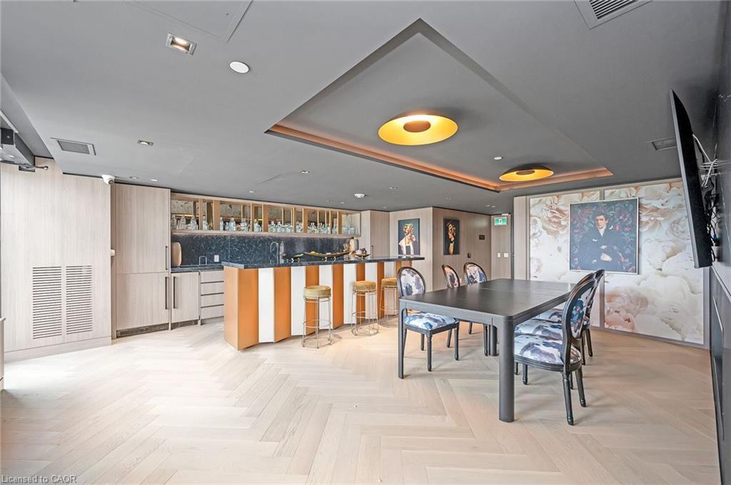 718-395 Dundas Street, Oakville, ON - Indoor