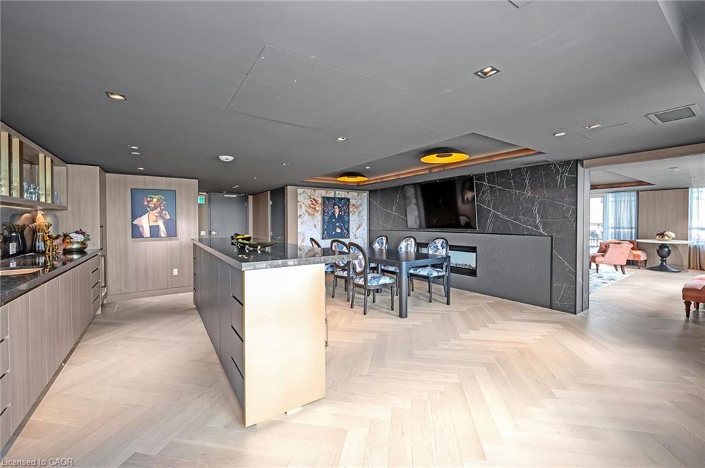 718-395 Dundas Street, Oakville, ON - Indoor