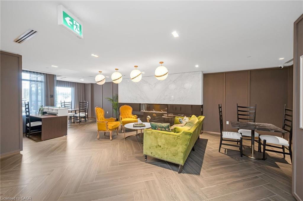 718-395 Dundas Street, Oakville, ON - Indoor