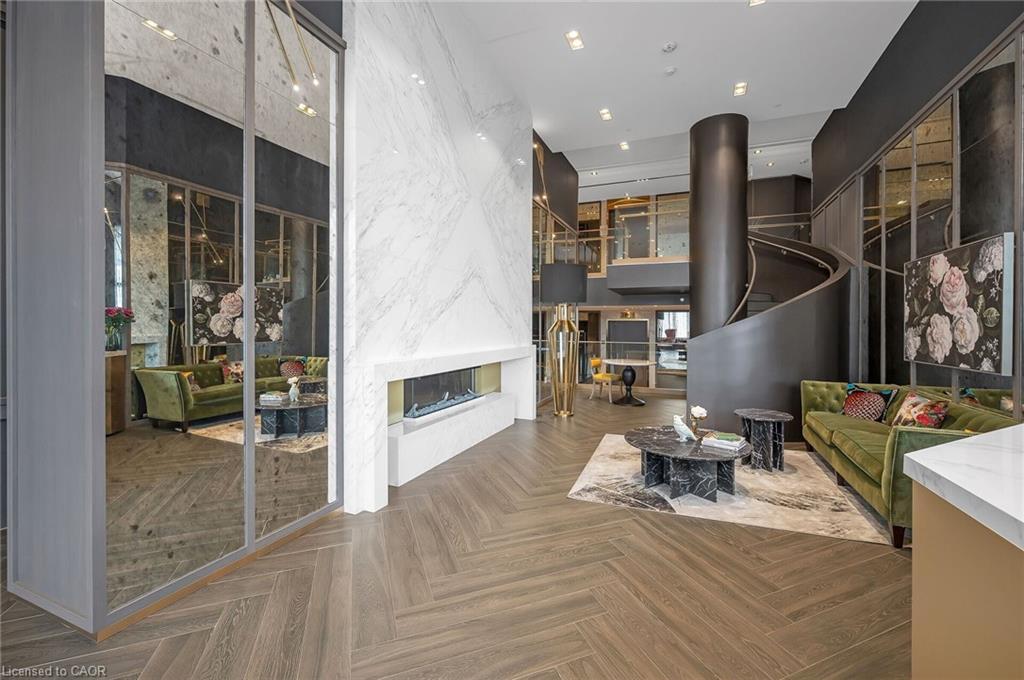 718-395 Dundas Street, Oakville, ON - Indoor Photo Showing Other Room