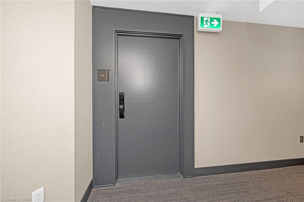 718-395 Dundas Street, Oakville, ON - Indoor Photo Showing Other Room