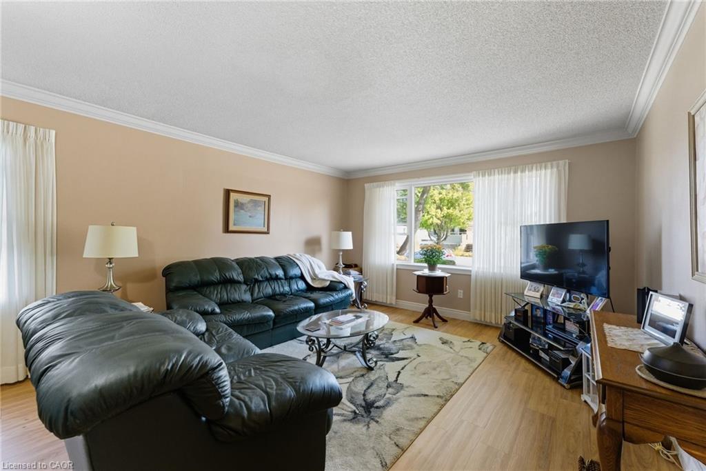 446 East 42Nd Street, Hamilton, ON - Indoor Photo Showing Living Room