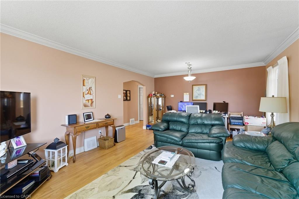446 East 42Nd Street, Hamilton, ON - Indoor Photo Showing Living Room