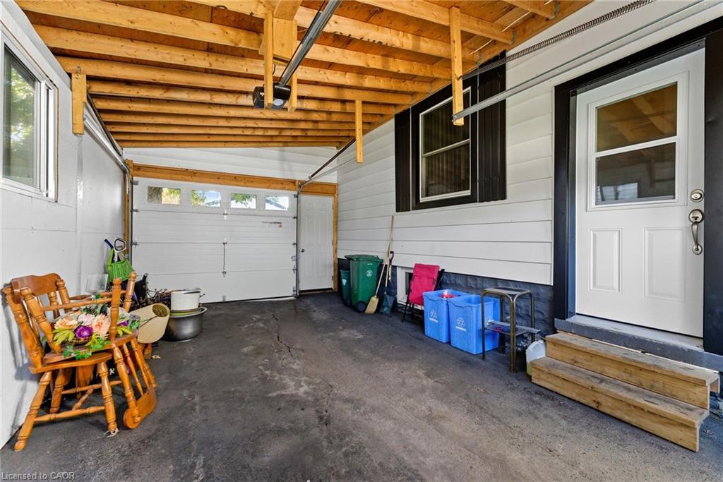 446 East 42Nd Street, Hamilton, ON - Indoor Photo Showing Garage