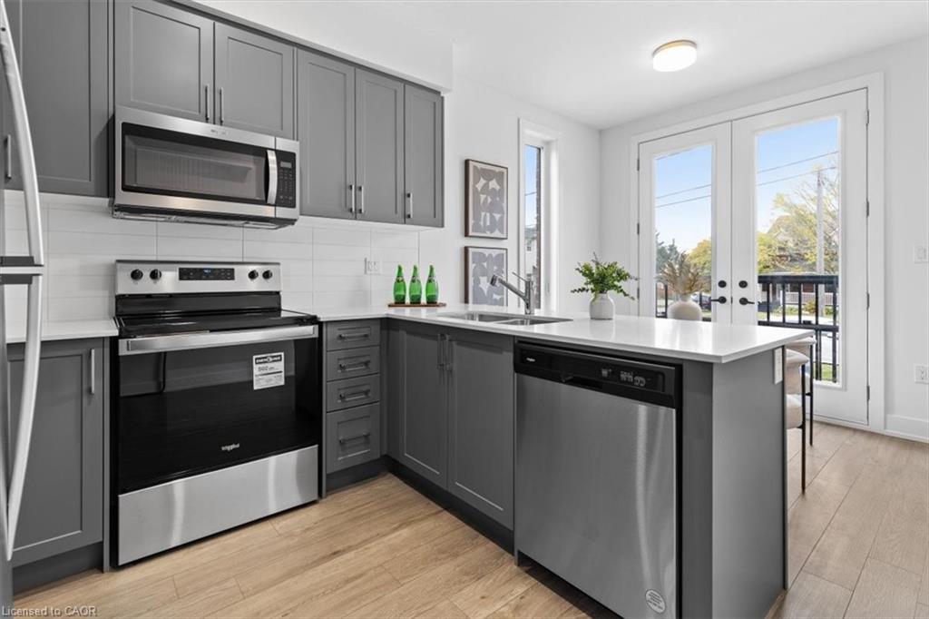 45-99 Roger Street, Waterloo, ON - Indoor Photo Showing Kitchen With Double Sink With Upgraded Kitchen
