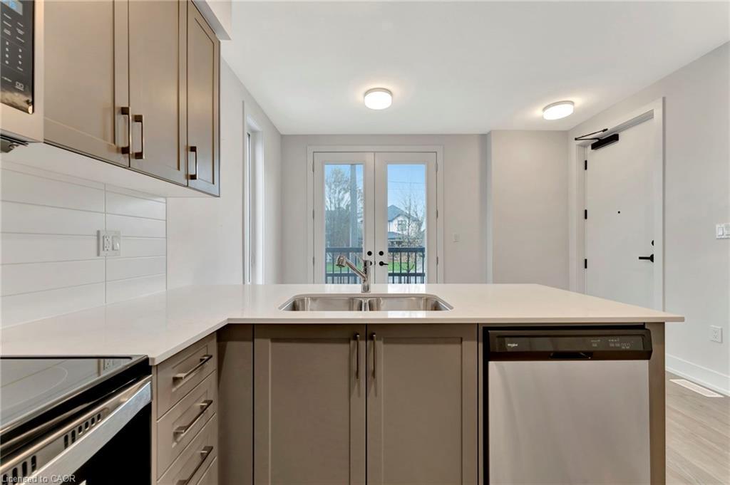 45-99 Roger Street, Waterloo, ON - Indoor Photo Showing Kitchen With Double Sink