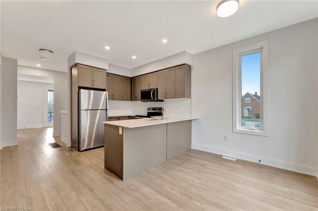 45-99 Roger Street, Waterloo, ON - Indoor Photo Showing Kitchen