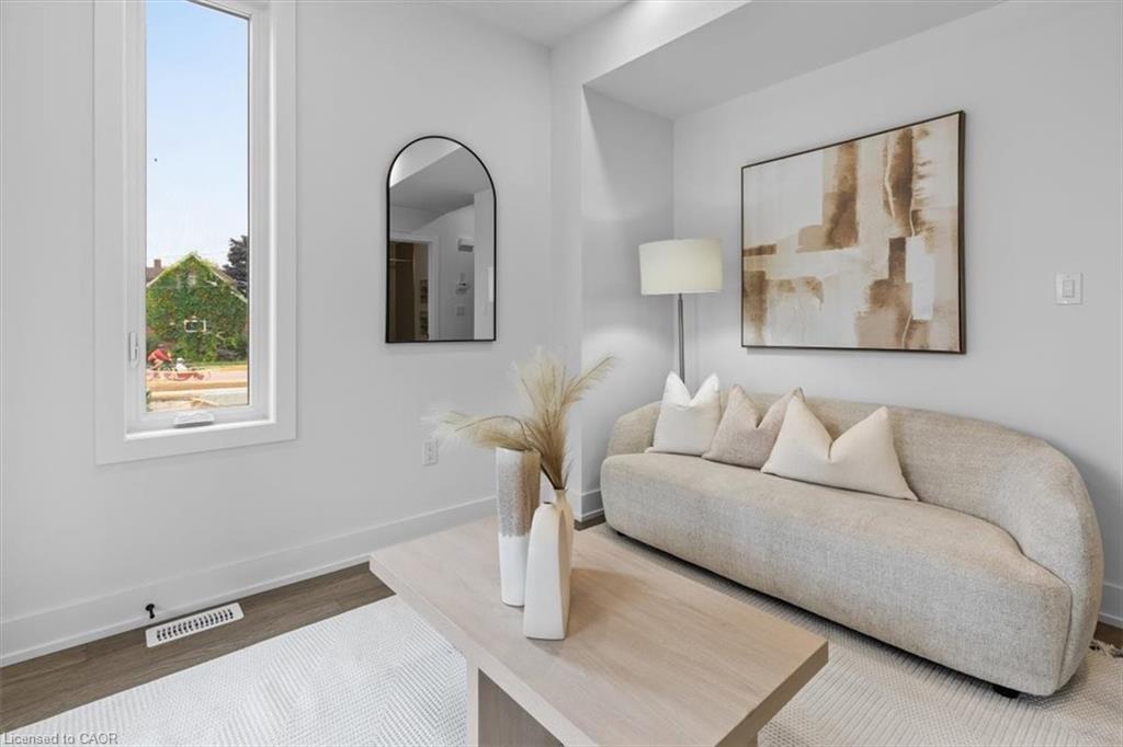 45-99 Roger Street, Waterloo, ON - Indoor Photo Showing Living Room