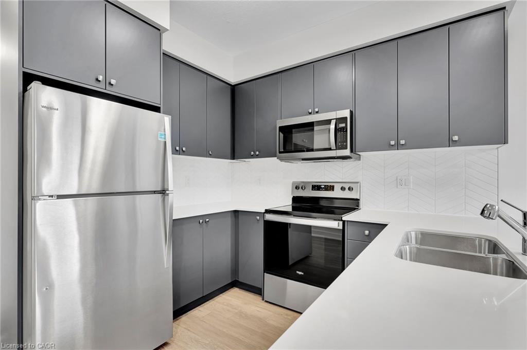 53-99 Roger Street, Waterloo, ON - Indoor Photo Showing Kitchen With Double Sink With Upgraded Kitchen