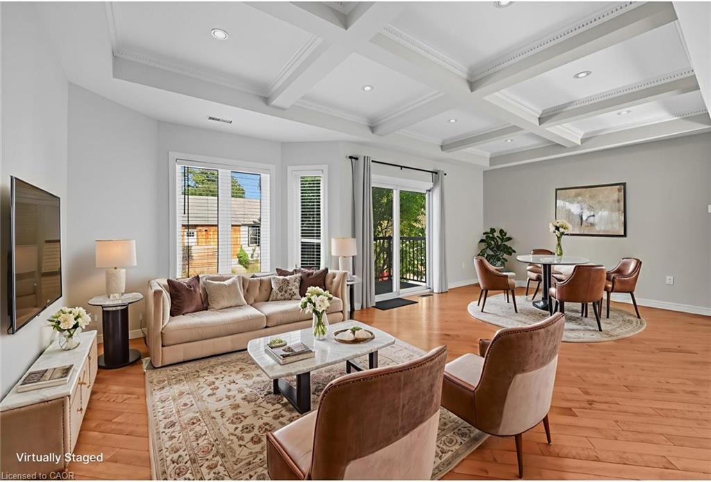 88 Wood Street E, Hamilton, ON - Indoor Photo Showing Living Room
