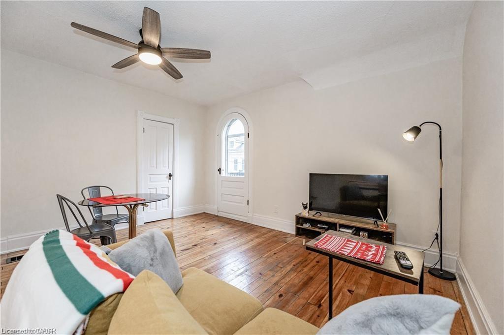 17 Hilda Place, Kitchener, ON - Indoor Photo Showing Living Room