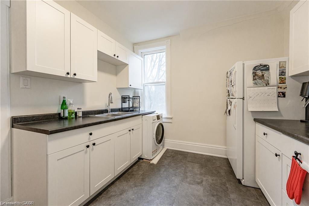 17 Hilda Place, Kitchener, ON - Indoor Photo Showing Kitchen