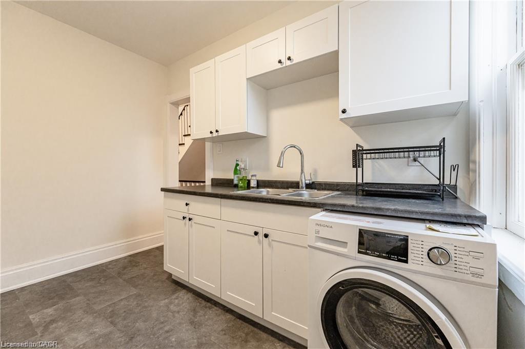 17 Hilda Place, Kitchener, ON - Indoor Photo Showing Laundry Room