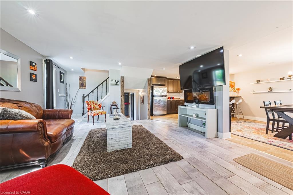 7721 Concession 5 Road, Caistor Centre, ON - Indoor Photo Showing Living Room
