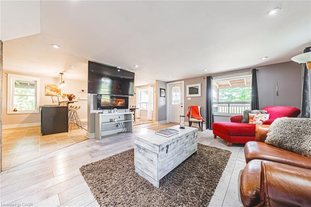 7721 Concession 5 Road, Caistor Centre, ON - Indoor Photo Showing Living Room
