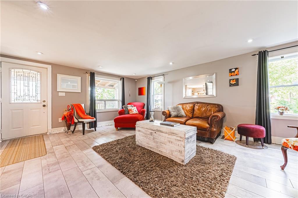 7721 Concession 5 Road, Caistor Centre, ON - Indoor Photo Showing Living Room