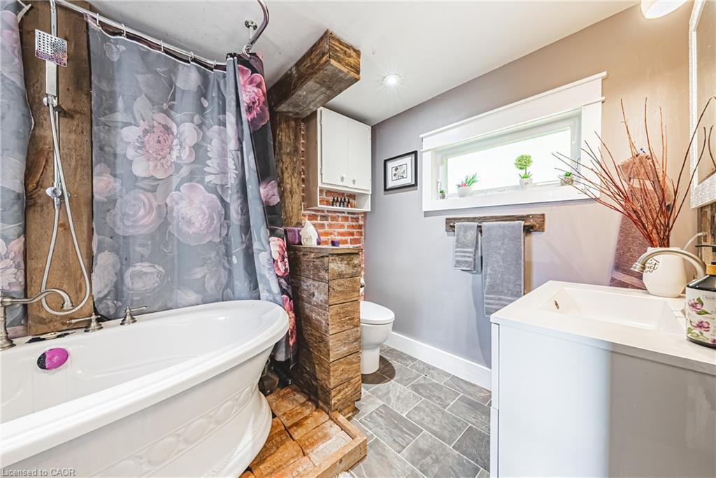 7721 Concession 5 Road, Caistor Centre, ON - Indoor Photo Showing Bathroom