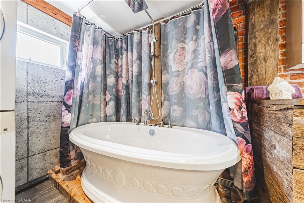 7721 Concession 5 Road, Caistor Centre, ON - Indoor Photo Showing Bathroom