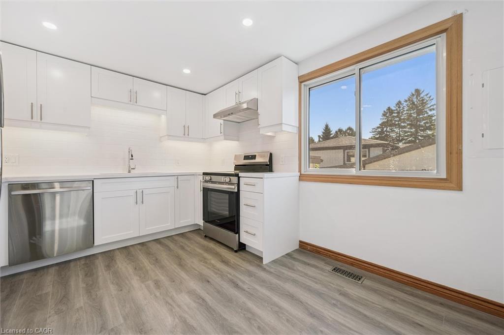 Main-74 Elm Ridge Drive, Kitchener, ON - Indoor Photo Showing Kitchen With Upgraded Kitchen