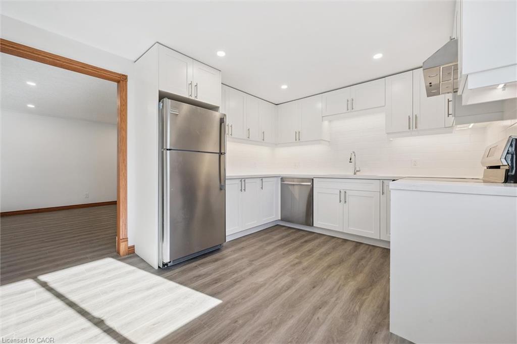 Main-74 Elm Ridge Drive, Kitchener, ON - Indoor Photo Showing Kitchen