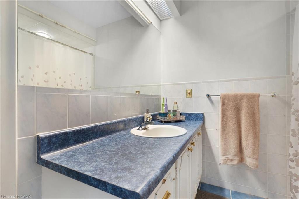 67 Elmhurst Drive, Hamilton, ON - Indoor Photo Showing Bathroom