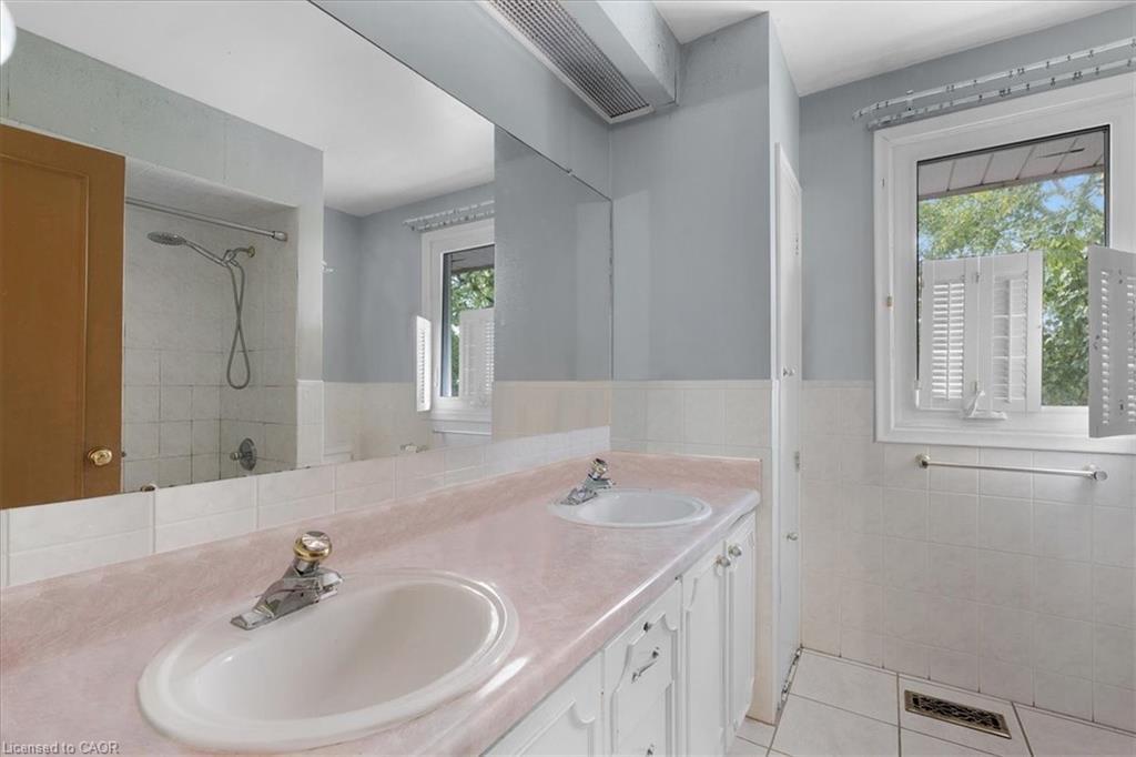 67 Elmhurst Drive, Hamilton, ON - Indoor Photo Showing Bathroom