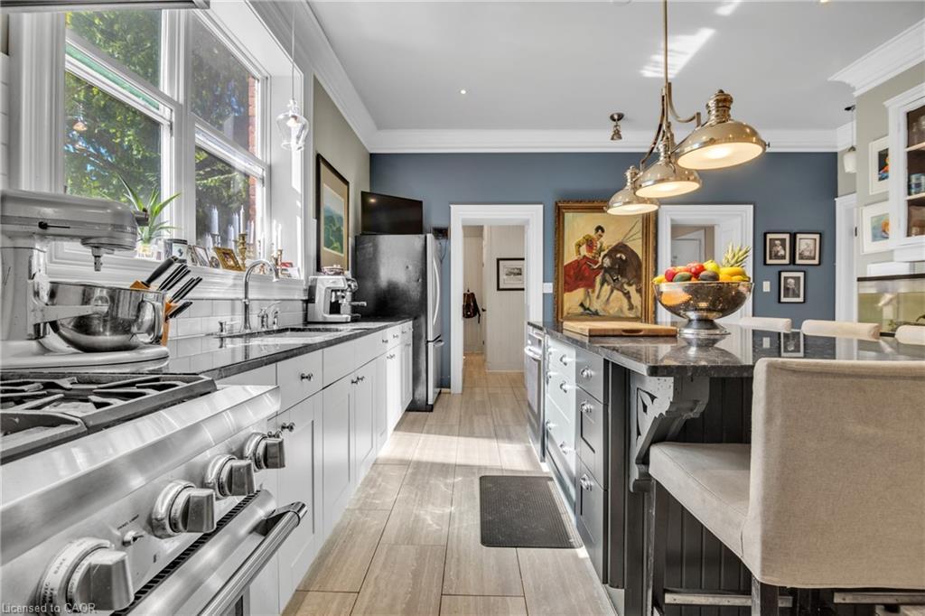 105 Vansittart Avenue, Woodstock, ON - Indoor