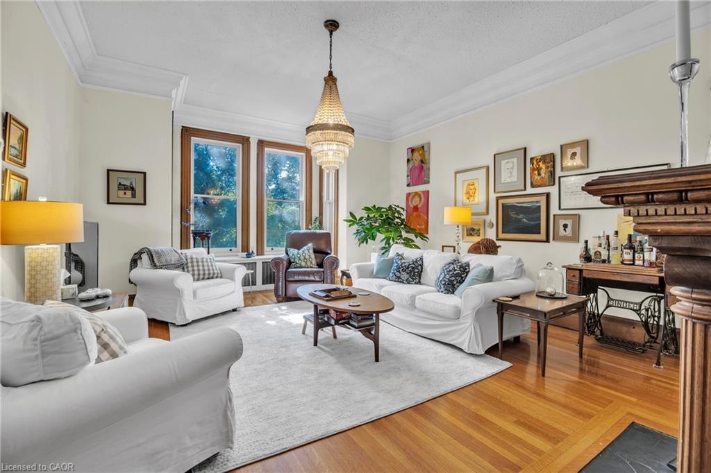 105 Vansittart Avenue, Woodstock, ON - Indoor Photo Showing Living Room