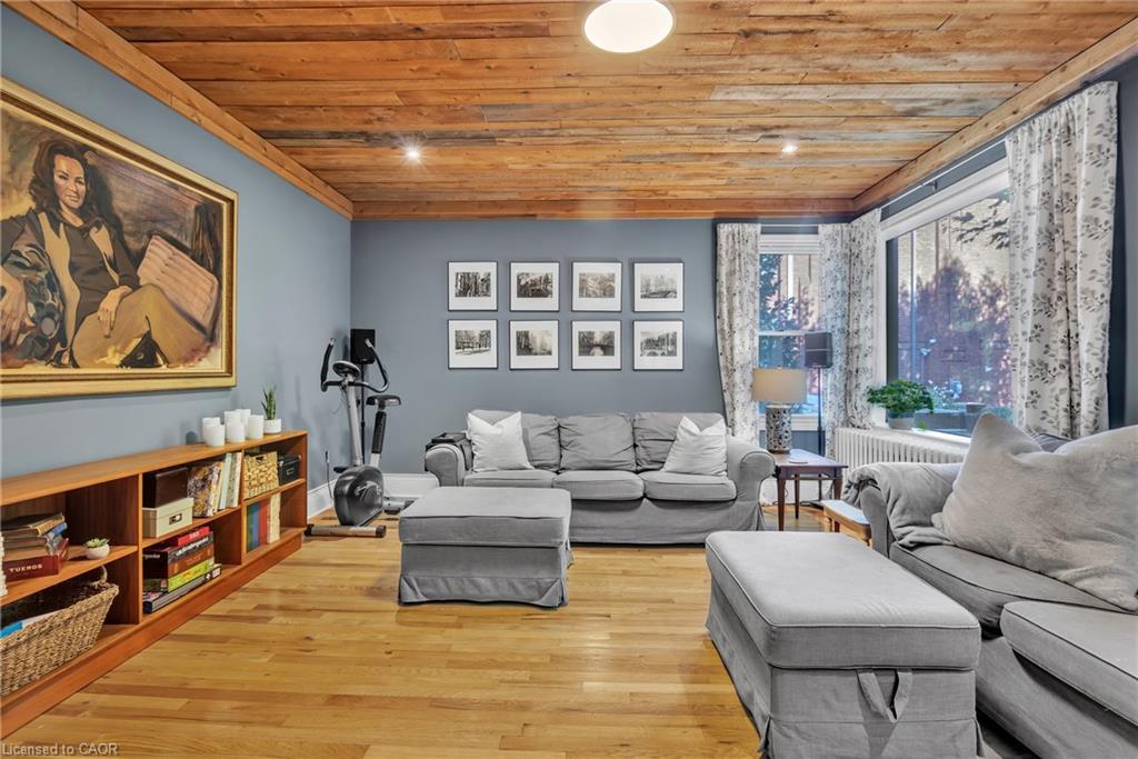 105 Vansittart Avenue, Woodstock, ON - Indoor Photo Showing Living Room
