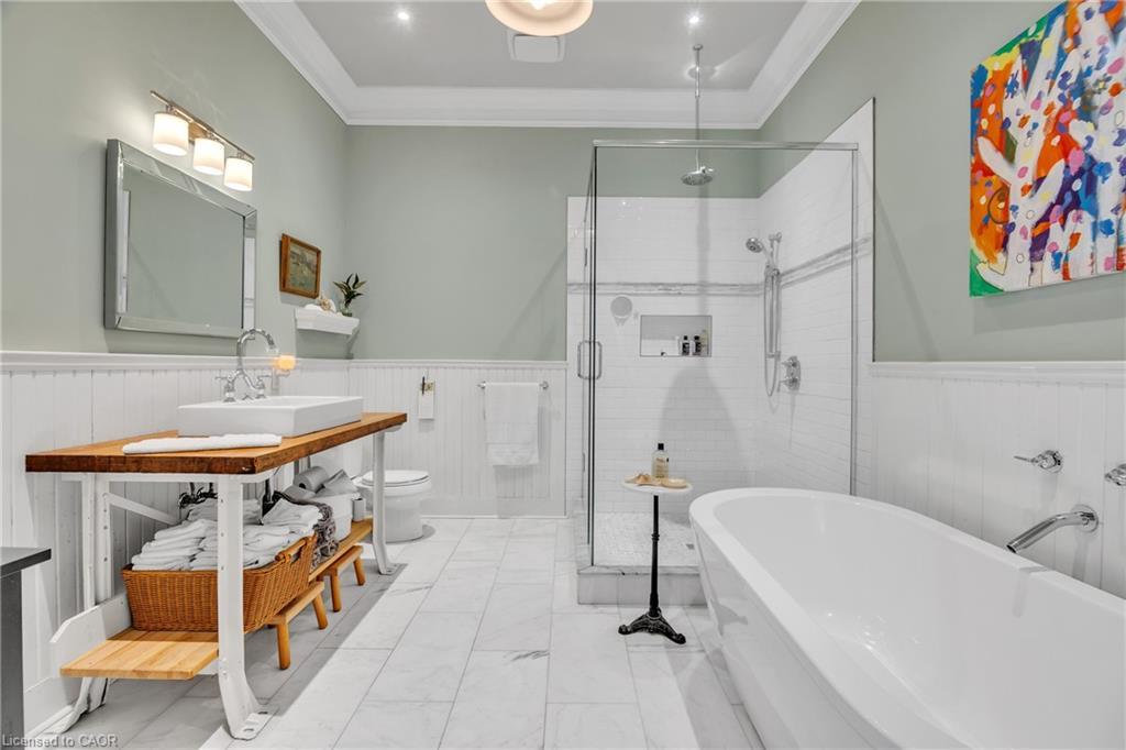 105 Vansittart Avenue, Woodstock, ON - Indoor Photo Showing Bathroom
