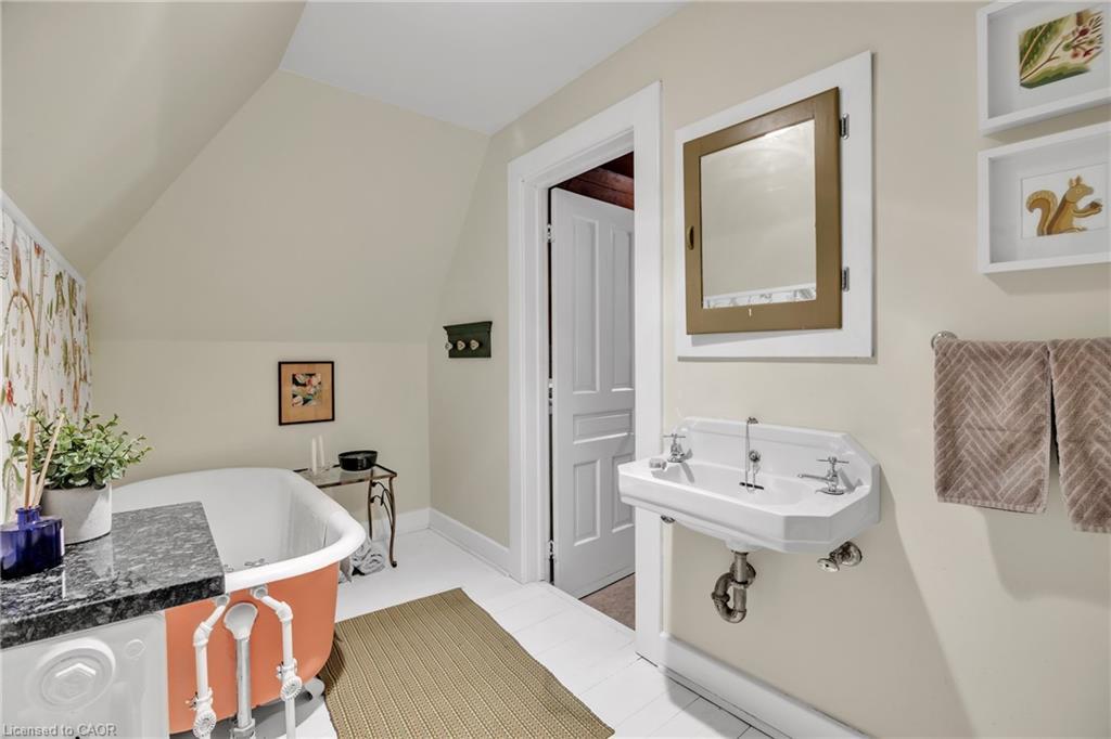 105 Vansittart Avenue, Woodstock, ON - Indoor Photo Showing Bathroom