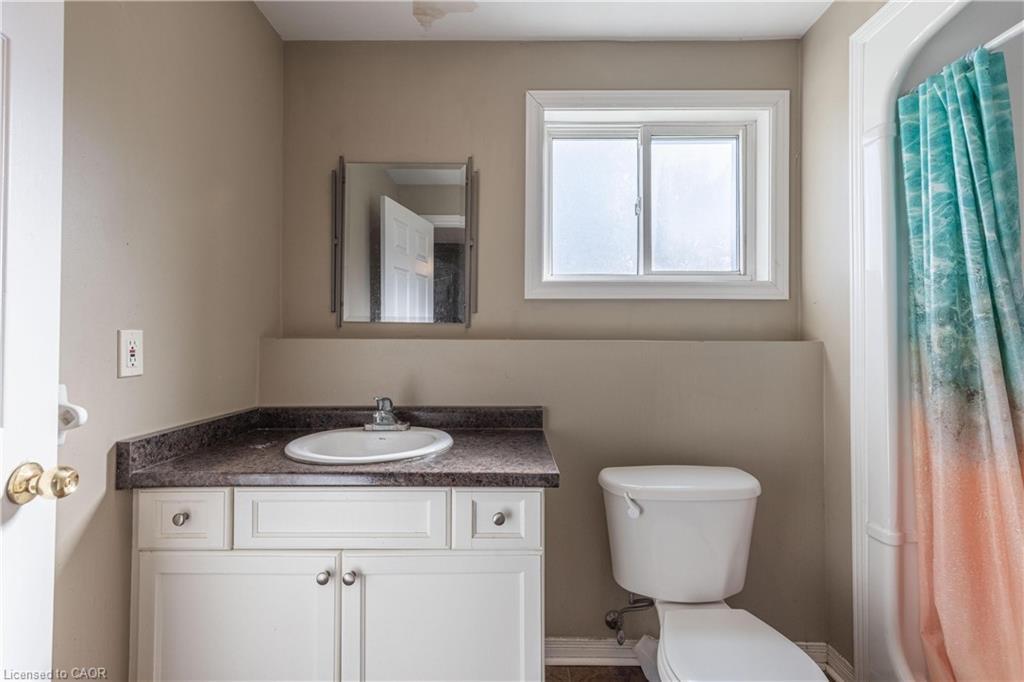 138 Carlton Street, St. Catharines, ON - Indoor Photo Showing Bathroom