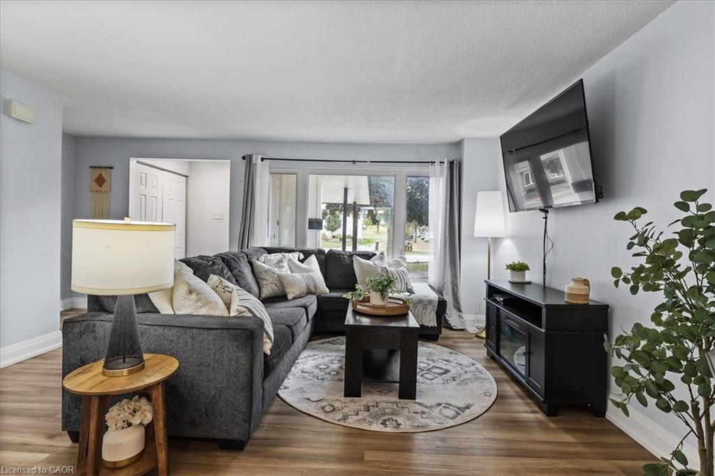331 Preston Parkway, Cambridge, ON - Indoor Photo Showing Living Room