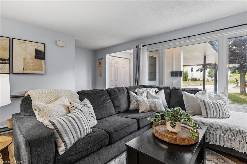 331 Preston Parkway, Cambridge, ON - Indoor Photo Showing Living Room