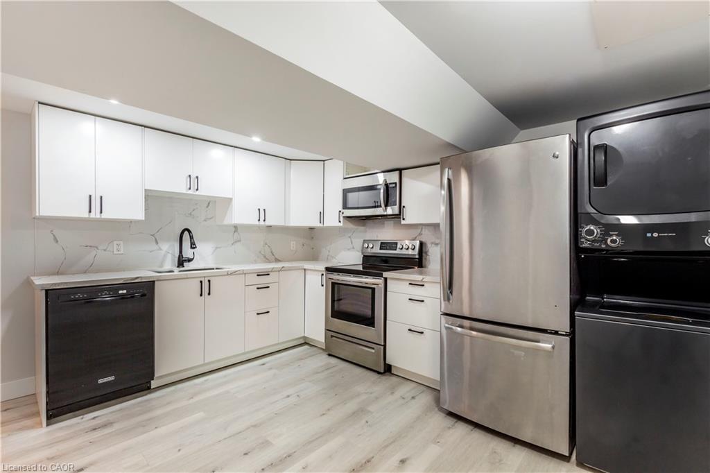 Lower-1 Isaac Court, Hamilton, ON - Indoor Photo Showing Kitchen
