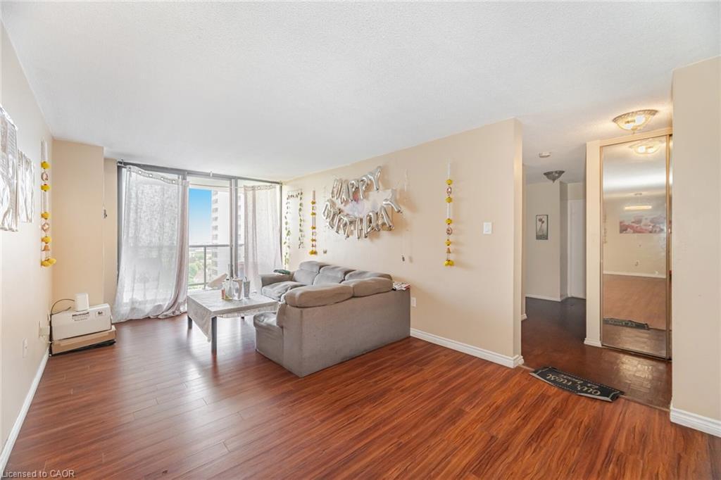 1507-21 Knightsbridge Road, Brampton, ON - Indoor Photo Showing Living Room