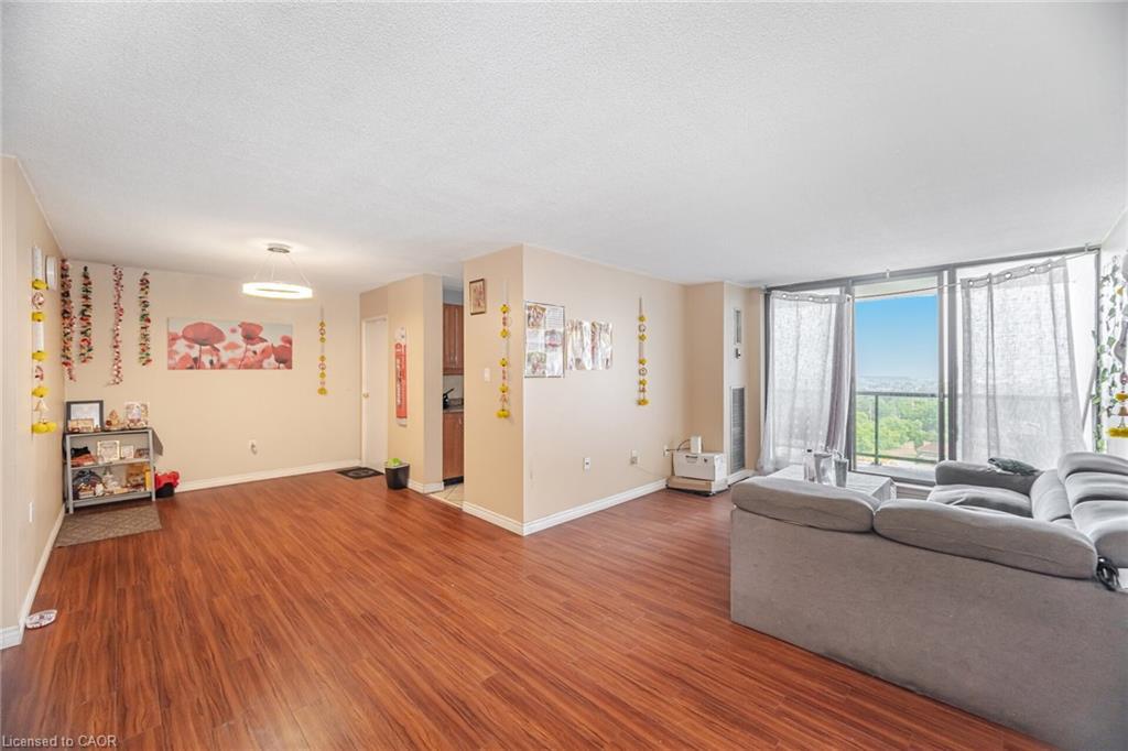 1507-21 Knightsbridge Road, Brampton, ON - Indoor Photo Showing Living Room