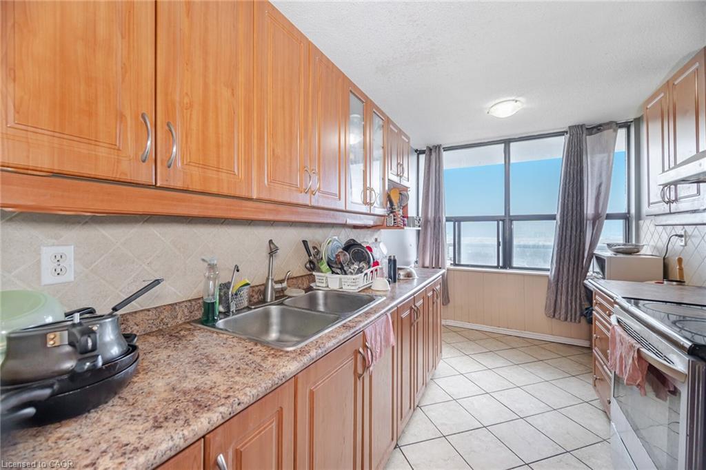 1507-21 Knightsbridge Road, Brampton, ON - Indoor Photo Showing Kitchen With Double Sink