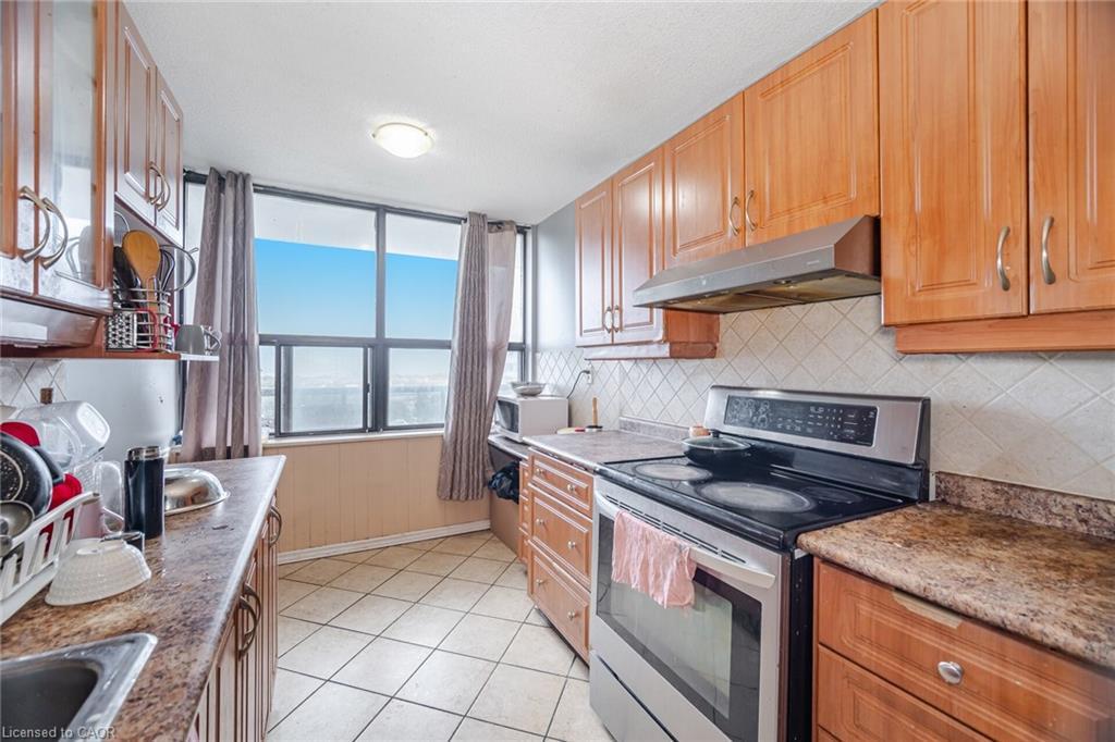 1507-21 Knightsbridge Road, Brampton, ON - Indoor Photo Showing Kitchen
