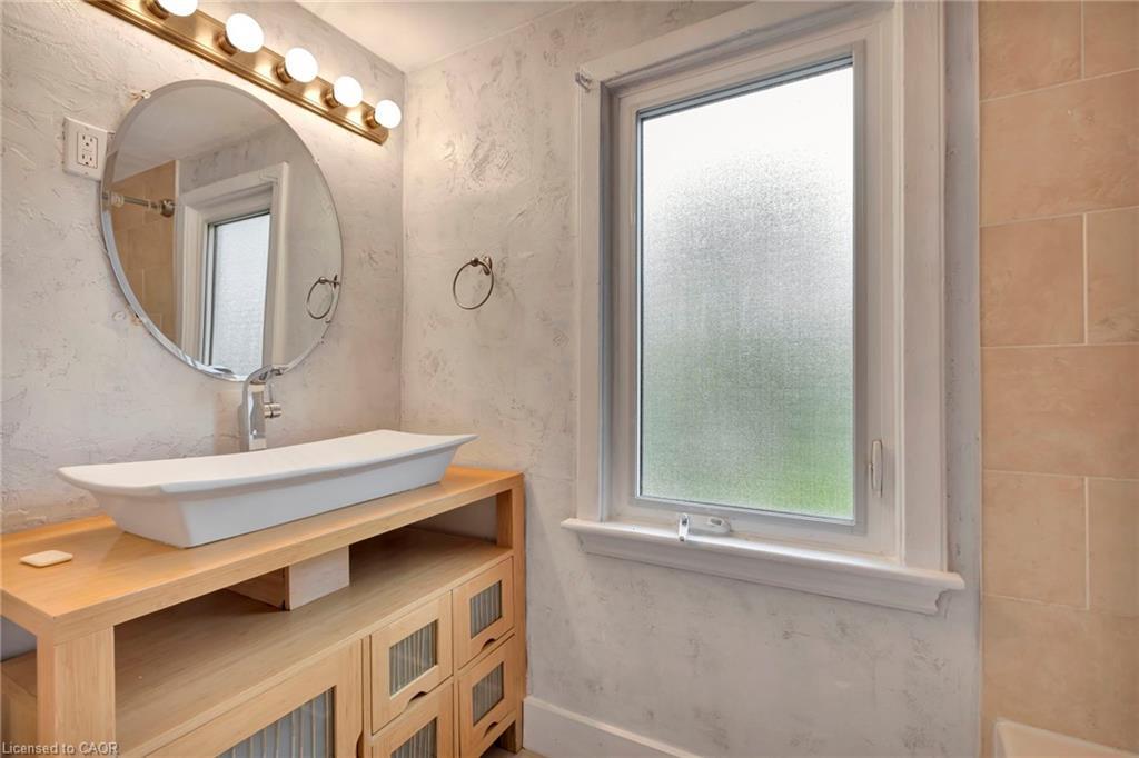 121 King Street E, Stoney Creek, ON - Indoor Photo Showing Bathroom