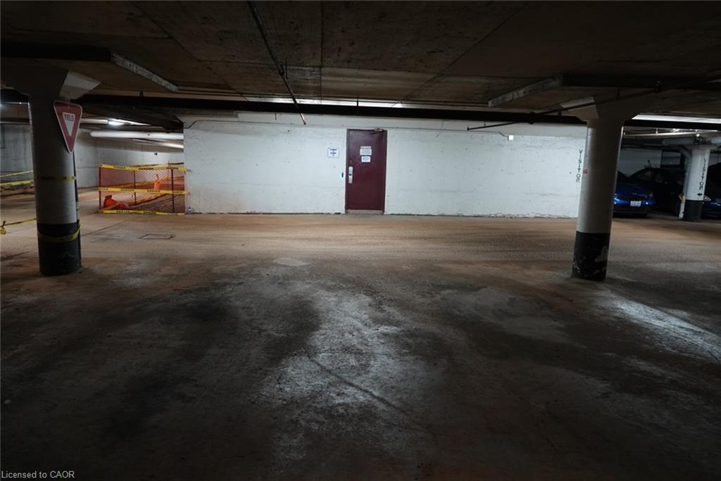 9-5475 Lakeshore Road, Burlington, ON - Indoor Photo Showing Garage