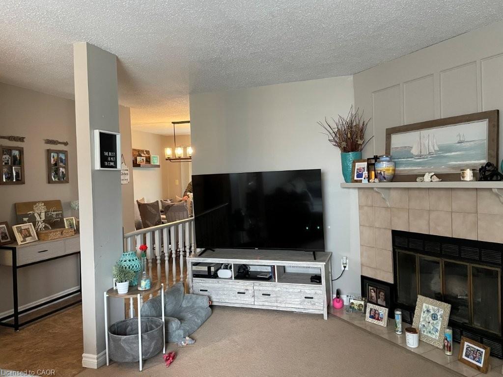 23-485 Springbank Avenue N, Woodstock, ON - Indoor Photo Showing Living Room With Fireplace